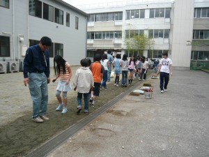 児童による芝張り作業