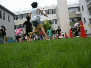 久本小学校 中庭 【芝生開放★裸足で遊ぶ児童】